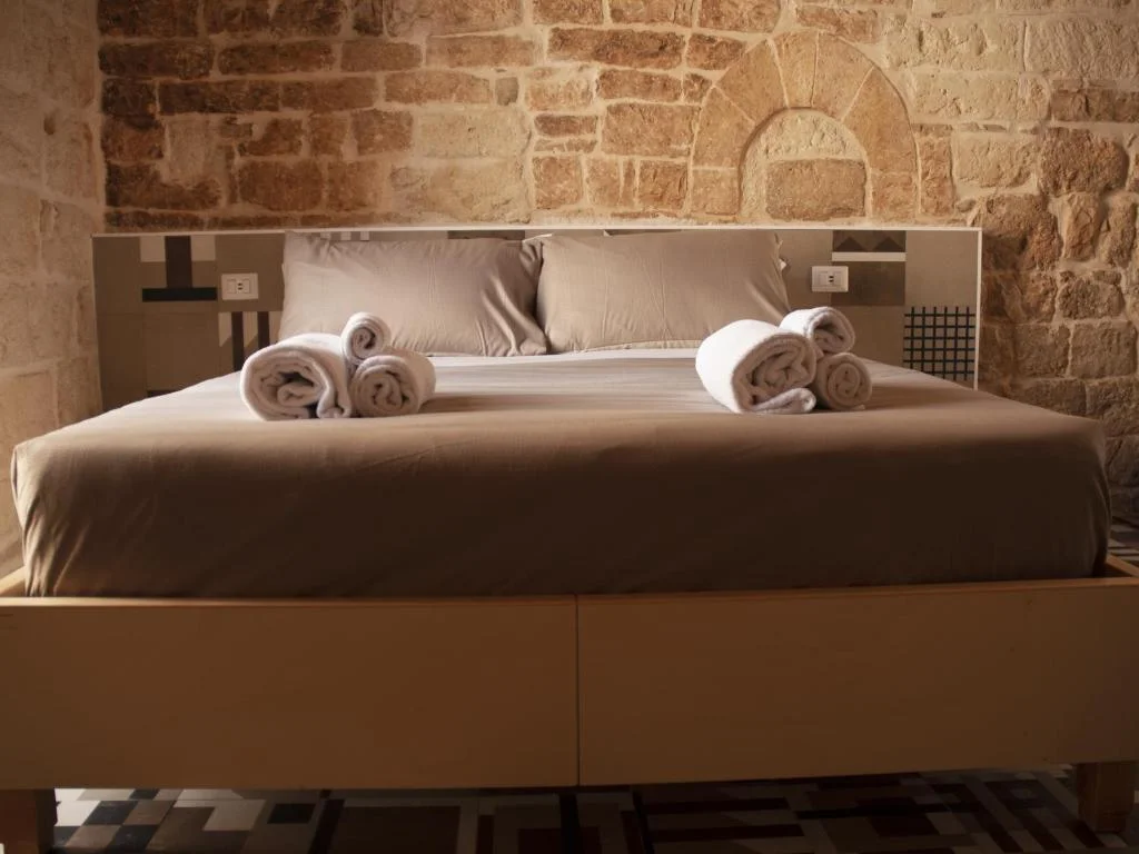 Chambre La Felicia, Bari – lit et mur en pierre