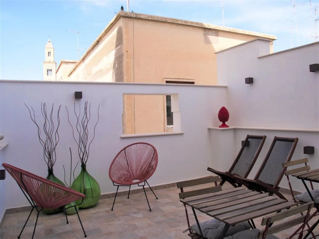 Terrasse de La Felicia avec vue sur le clocher de Bari