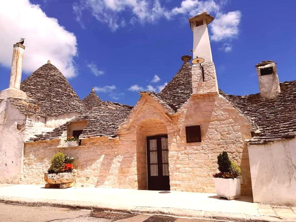 Façade d'un trullo en pierre