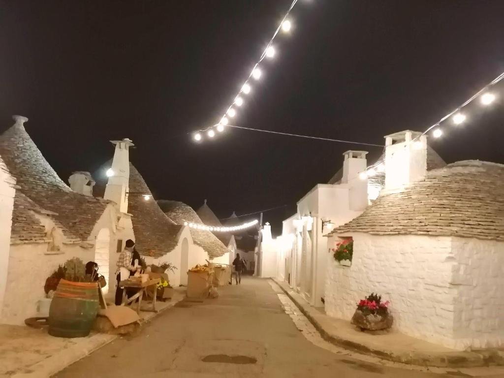 Ruelle de trulli et guirlandes lumineuses