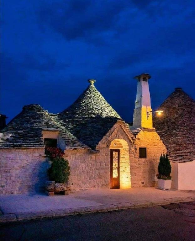 Trullo baigné de lumière chaude la nuit